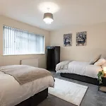 Deacon Street-3 Bedroom, Sleeps 7, Long Stay Disc, Parking