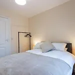 Deacon Street-3 Bedroom, Sleeps 7, Long Stay Disc, Parking
