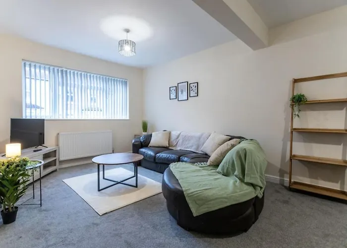 Deacon Street-3 Bedroom, Sleeps 7, Long Stay Disc, Parking