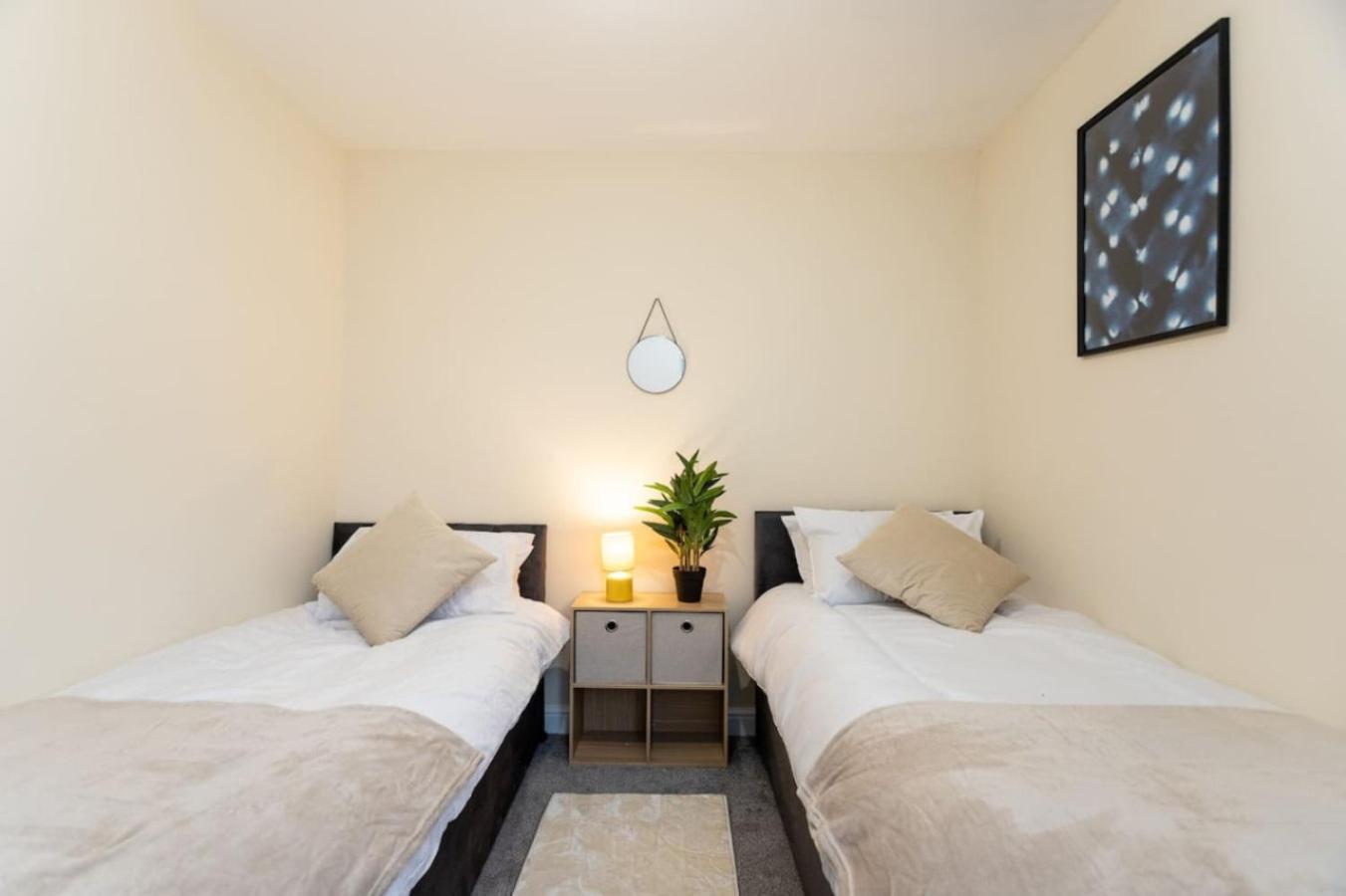 Deacon Street-3 Bedroom, Sleeps 7, Long Disc, Parking Holiday home *