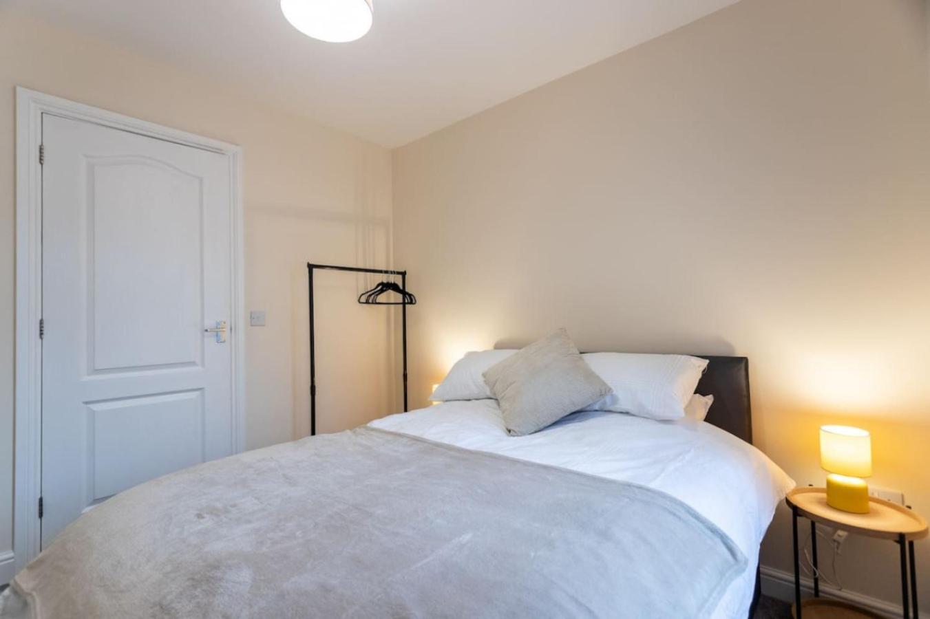 Holiday home Deacon Street-3 Bedroom, Sleeps 7, Long Disc, Parking *