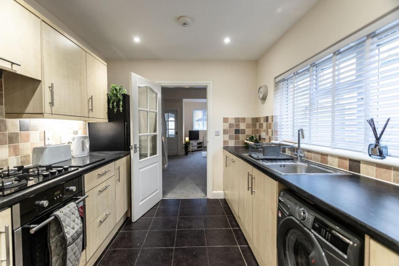 Deacon Street-3 Bedroom, Sleeps 7, Long Disc, Parking Holiday home Swindon