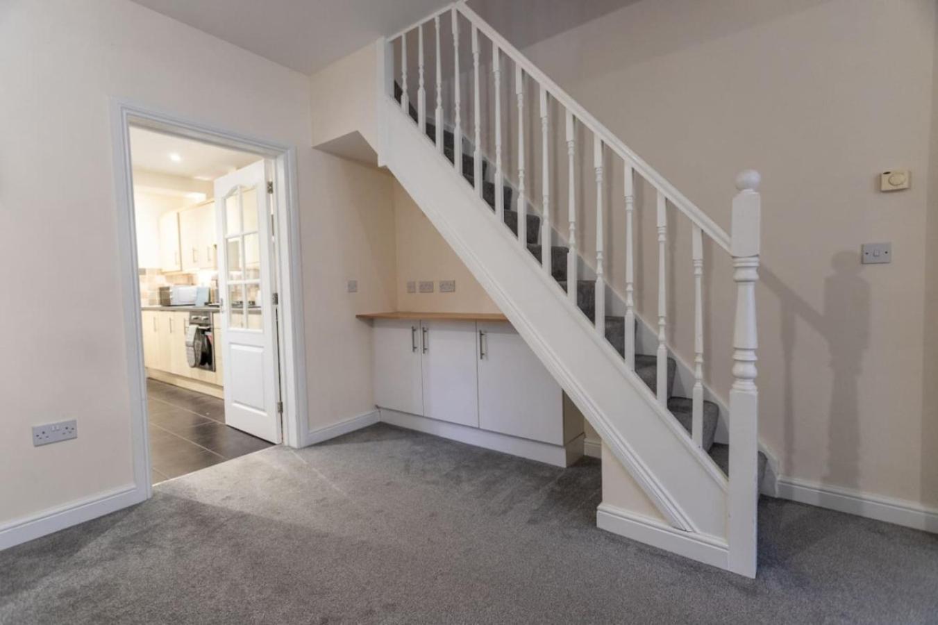Deacon Street-3 Bedroom, Sleeps 7, Long Disc, Parking *