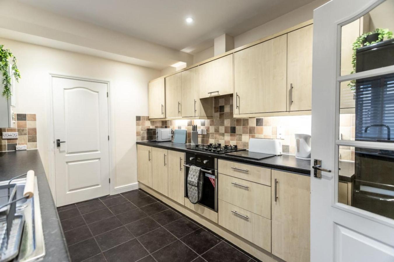 Deacon Street-3 Bedroom, Sleeps 7, Long Disc, Parking