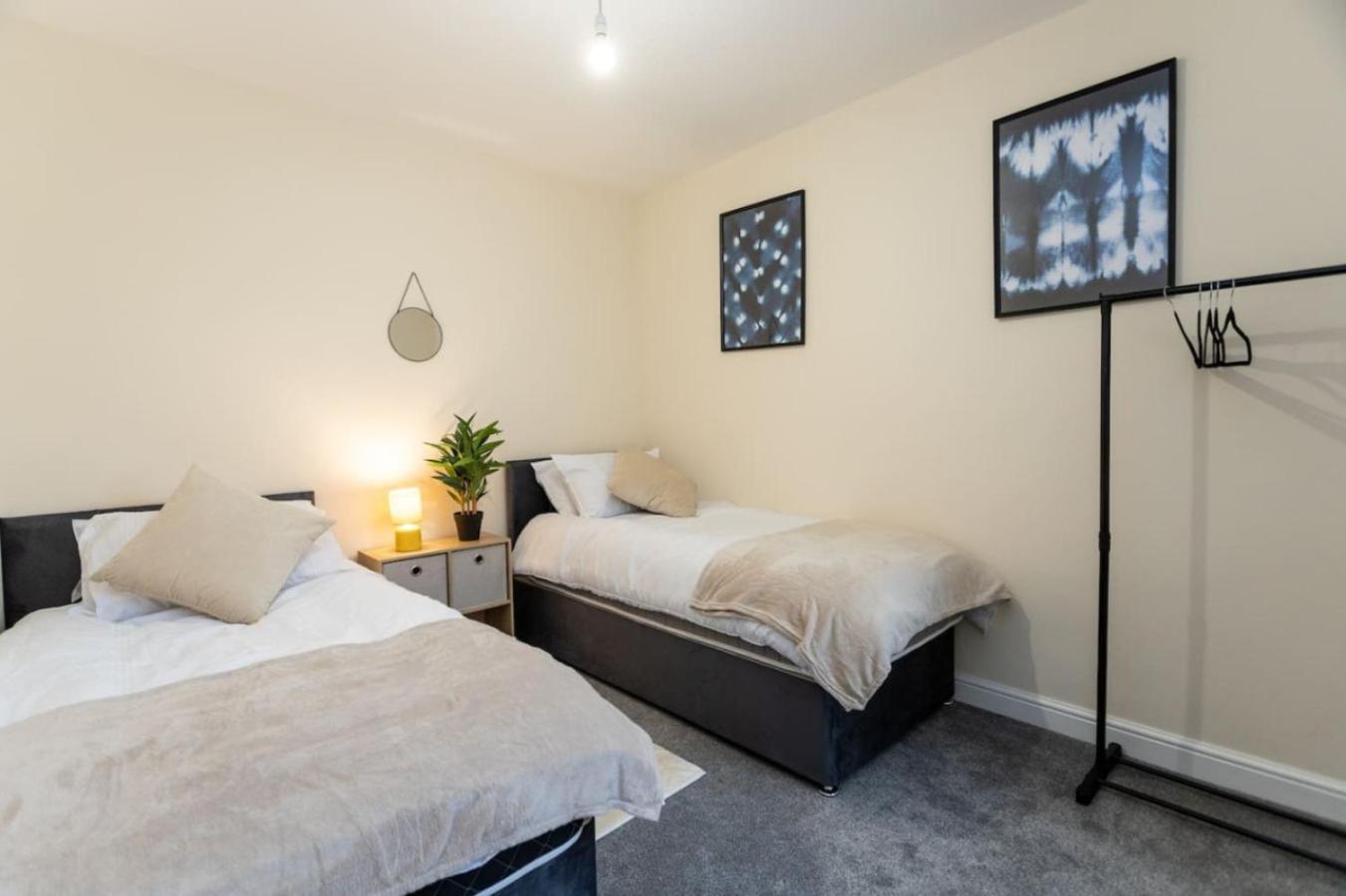 Holiday home Deacon Street-3 Bedroom, Sleeps 7, Long Disc, Parking