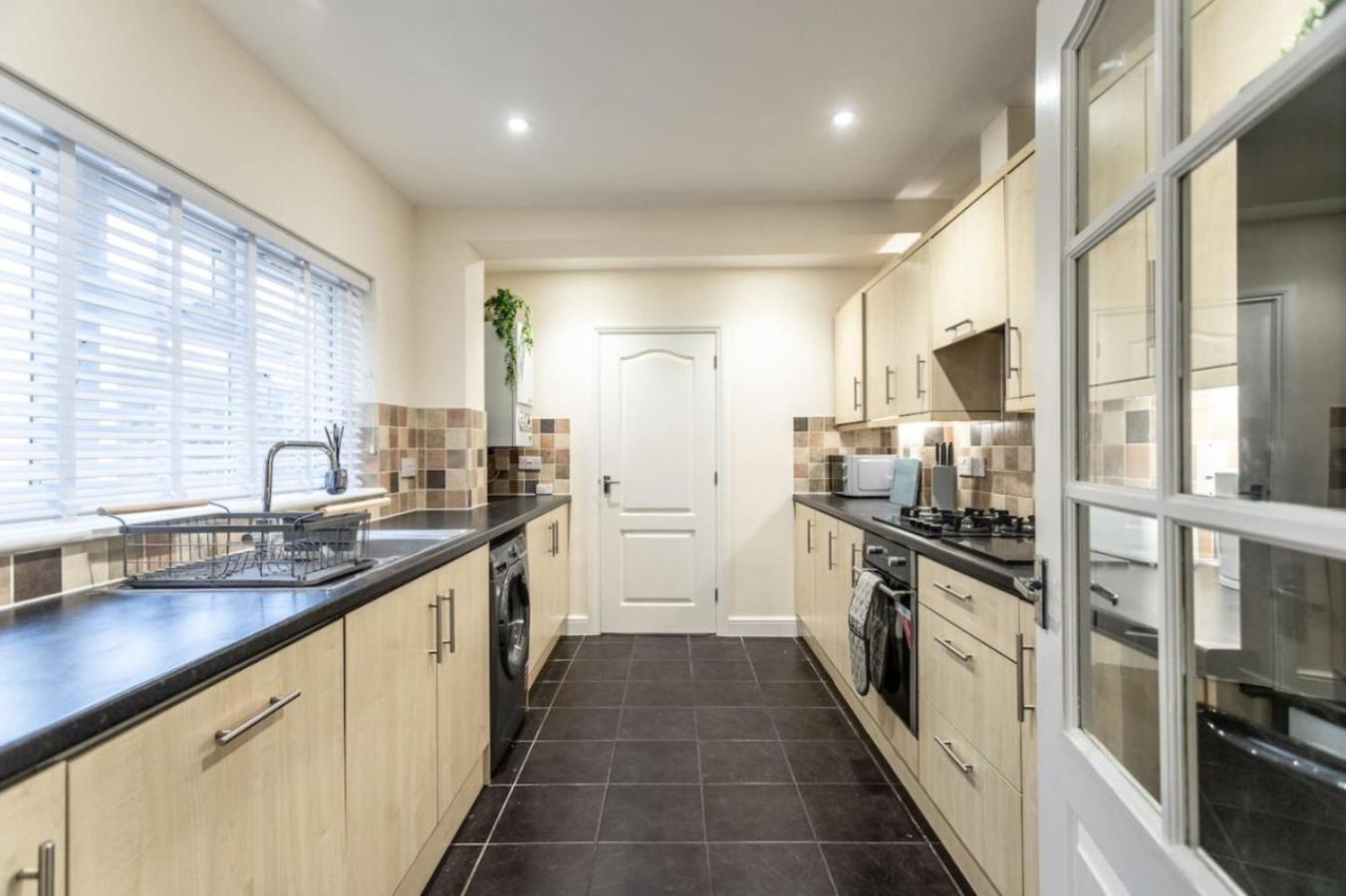 Deacon Street-3 Bedroom, Sleeps 7, Long Disc, Parking * Swindon