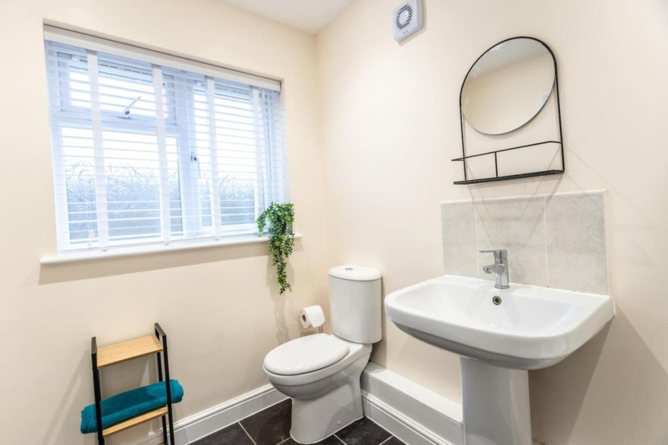 Deacon Street-3 Bedroom, Sleeps 7, Long Disc, Parking *