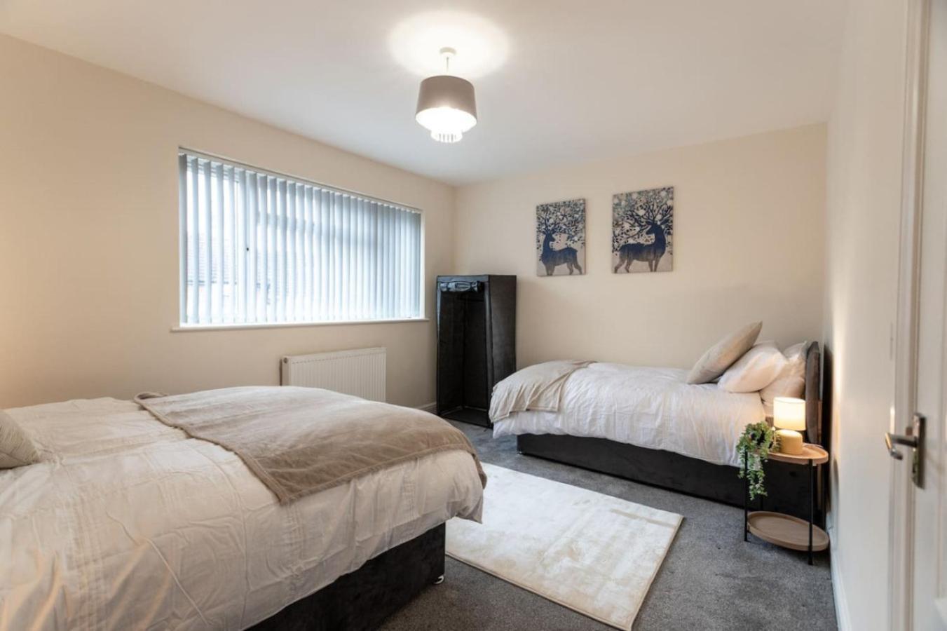 Deacon Street-3 Bedroom, Sleeps 7, Long Disc, Parking Holiday home *