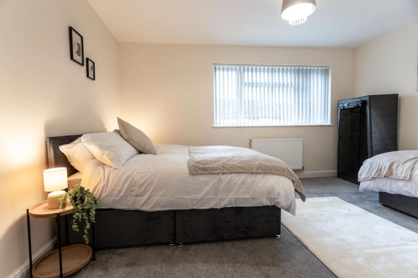 Holiday home Deacon Street-3 Bedroom, Sleeps 7, Long Disc, Parking *