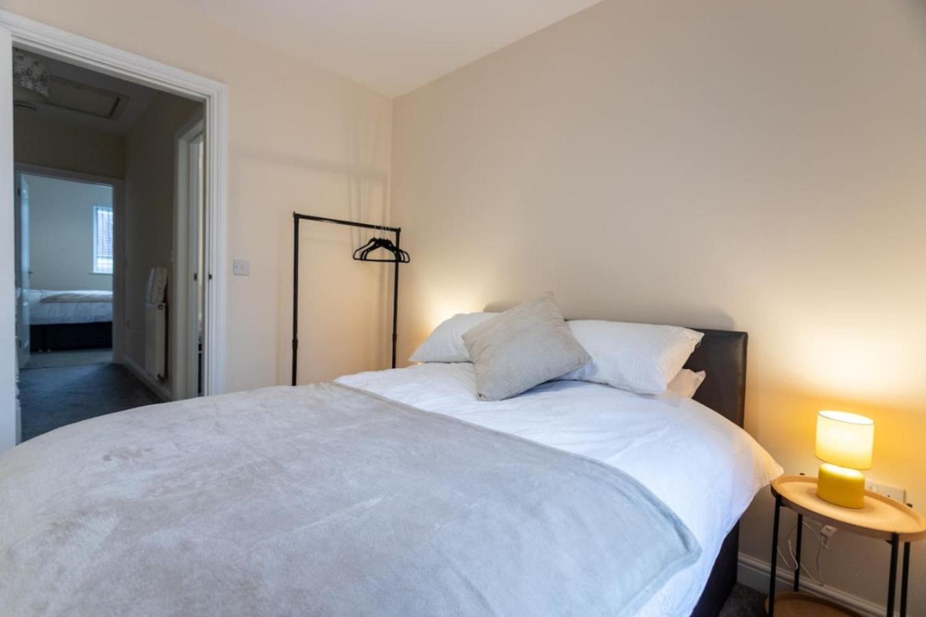 Deacon Street-3 Bedroom, Sleeps 7, Long Disc, Parking