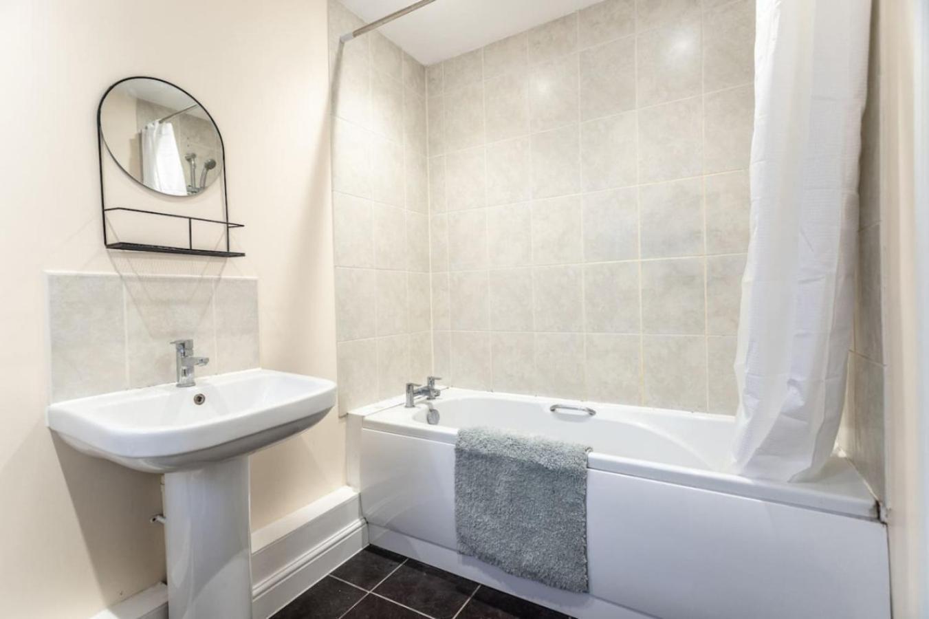 Deacon Street-3 Bedroom, Sleeps 7, Long Disc, Parking *