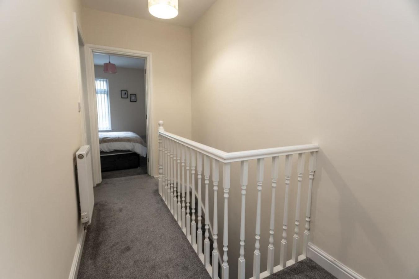 Deacon Street-3 Bedroom, Sleeps 7, Long Disc, Parking * Swindon