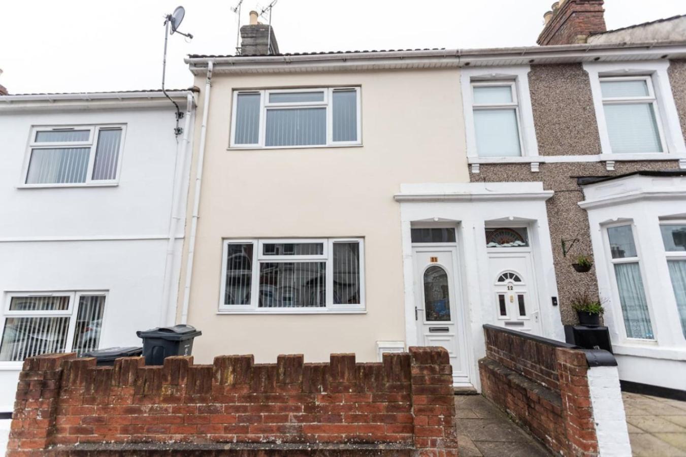 Deacon Street-3 Bedroom, Sleeps 7, Long Disc, Parking Holiday home