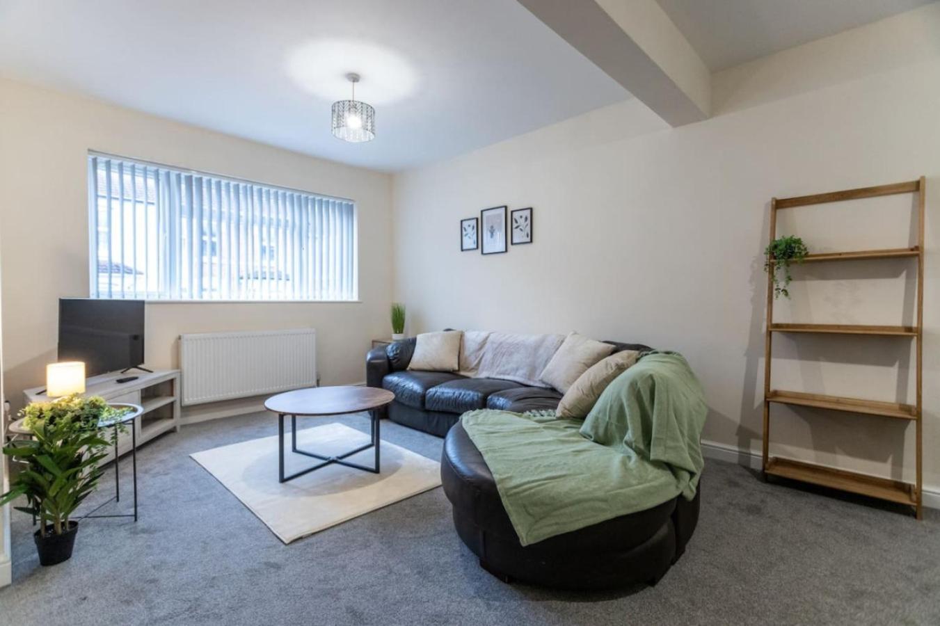 Deacon Street-3 Bedroom, Sleeps 7, Long Disc, Parking * Swindon